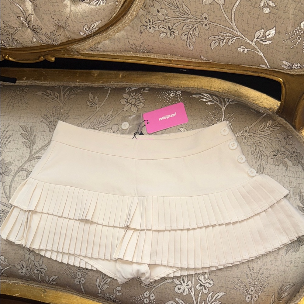 Pearl Cream Skort with Pleats and Buttons